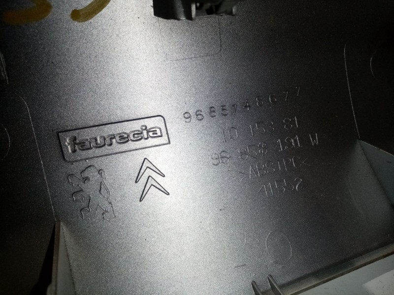 Recambio de moldura para citroën c3 sx referencia OEM IAM 9685748677  