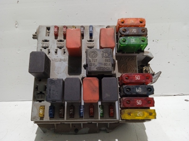 Recambio de caja reles / fusibles para fiat punto berlina referencia OEM IAM 46763650 A653 