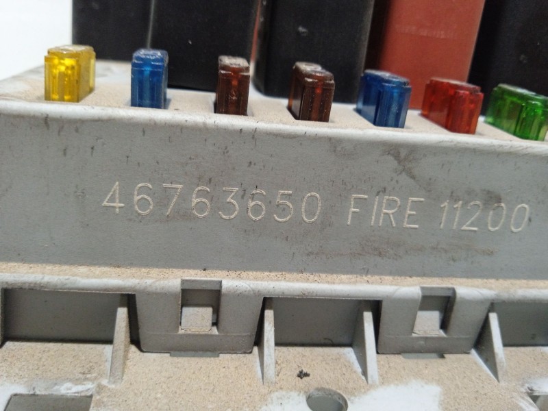 Recambio de caja reles / fusibles para fiat punto berlina referencia OEM IAM 46763650 A653 