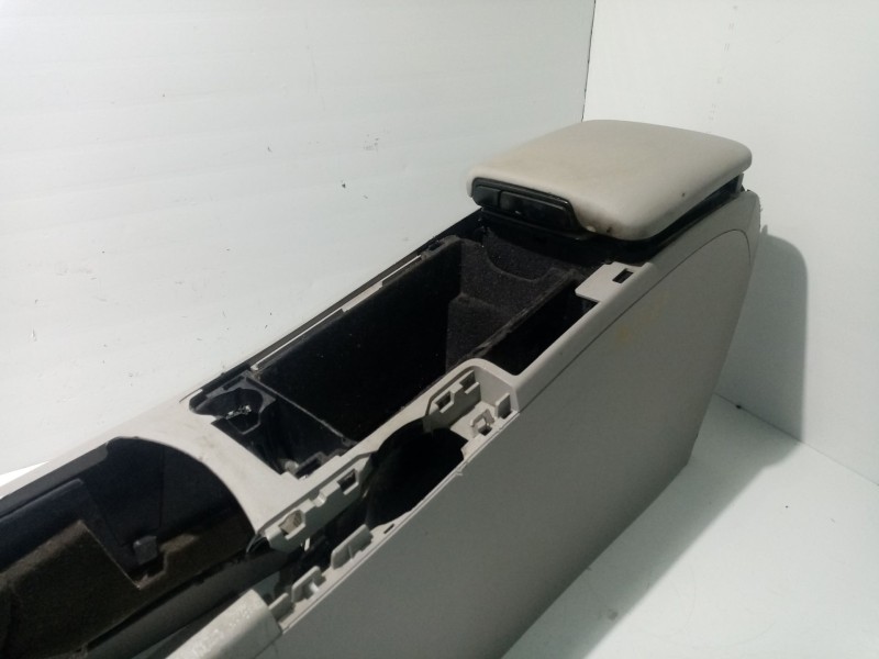 Recambio de apoyabrazos central para volvo v50 familiar referencia OEM IAM 30755374  