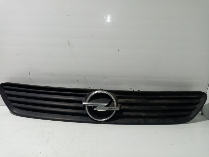 Recambio de rejilla delantera para opel astra g berlina referencia OEM IAM 90588120  
