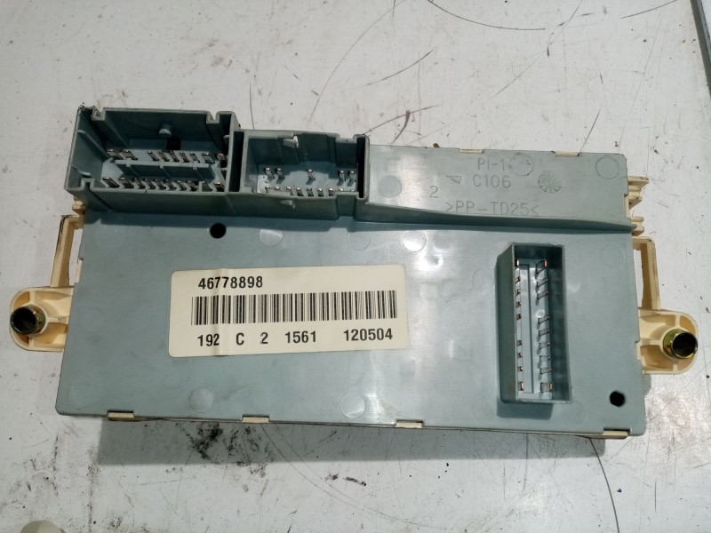 Recambio de caja reles / fusibles para fiat stilo (192) 1.9 jtd cat referencia OEM IAM 51715858  