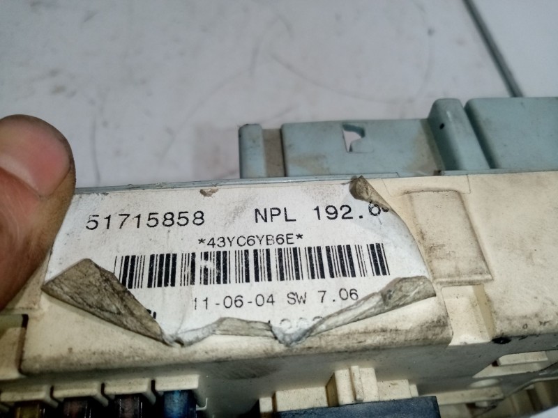 Recambio de caja reles / fusibles para fiat stilo (192) 1.9 jtd cat referencia OEM IAM 51715858  