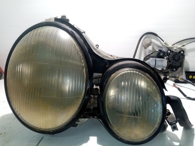 Recambio de faro derecho para mercedes-benz clase e (w210) berlina referencia OEM IAM A2108200461  