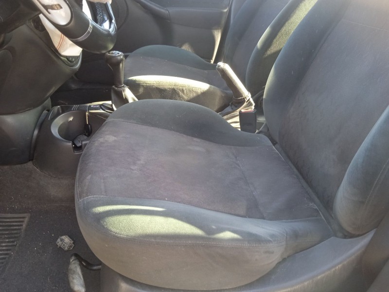 ford focus i sedán (dfw) del año 2000