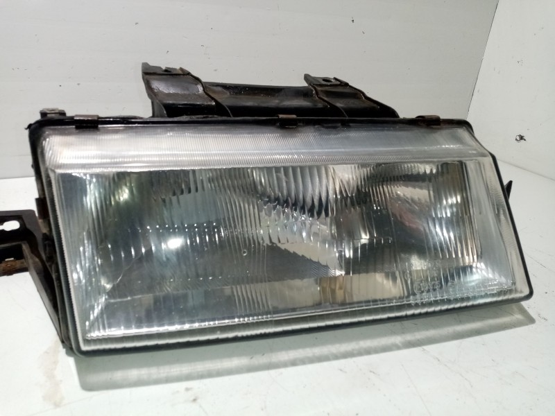 Recambio de faro derecho para ssangyong musso 2.9 tdi lux referencia OEM IAM 8310105500X  