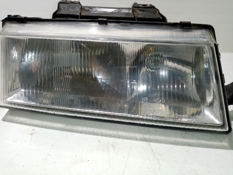 Recambio de faro derecho para ssangyong musso 2.9 tdi lux referencia OEM IAM 8310105500X  