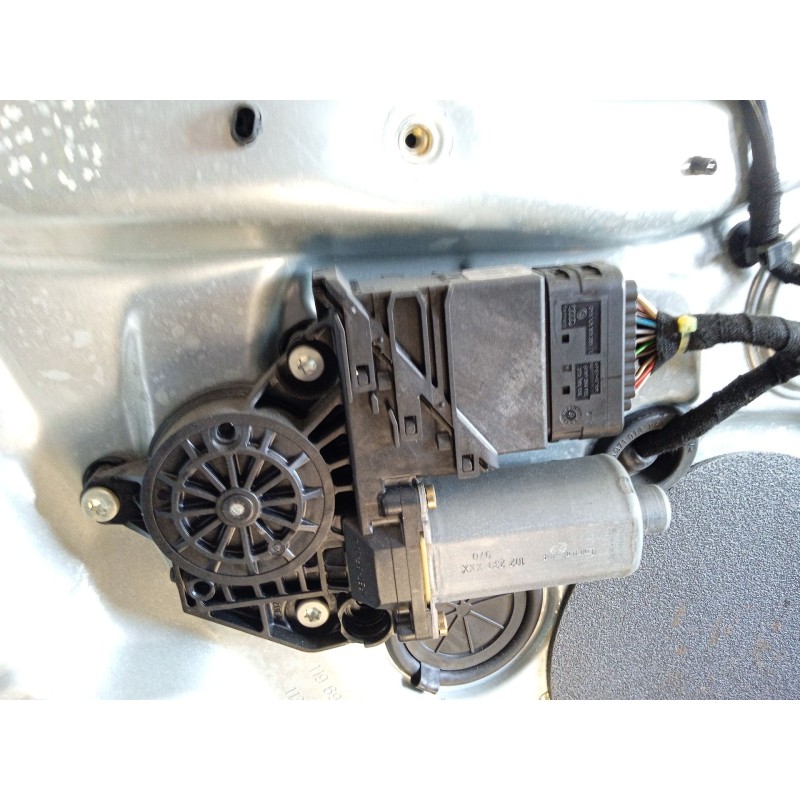 Recambio de motor elevalunas trasero izquierdo para volkswagen golf iv (1j1) 1.6 referencia OEM IAM 1J4839729  