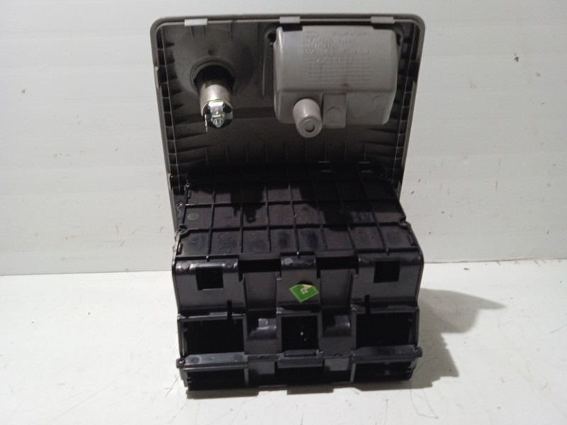 Recambio de posavasos para kia sorento i (jc) 2.5 crdi referencia OEM IAM 836503E000  