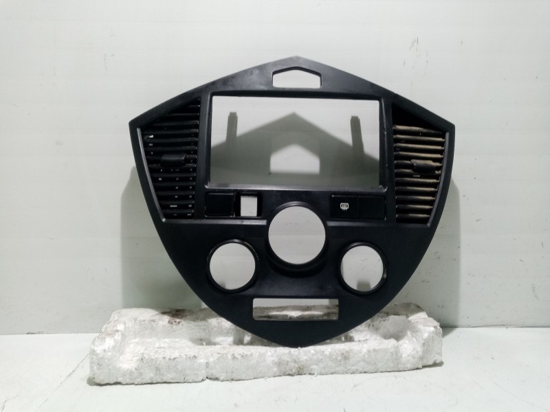 Recambio de mascara central de salpicadero para kia carens 2.0 turbodiesel cat referencia OEM IAM 0K2FA55210  