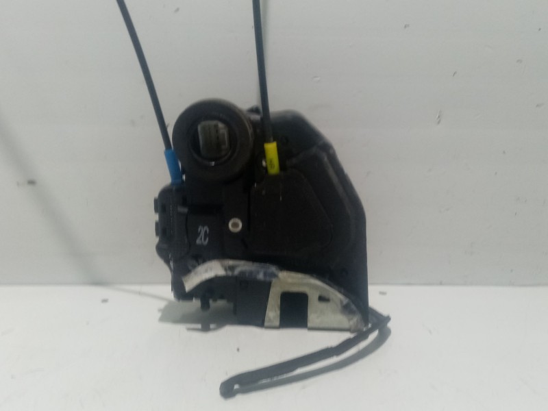 Recambio de cerradura puerta trasera derecha para toyota auris referencia OEM IAM 6905002180  