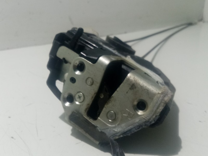 Recambio de cerradura puerta trasera derecha para toyota auris referencia OEM IAM 6905002180  