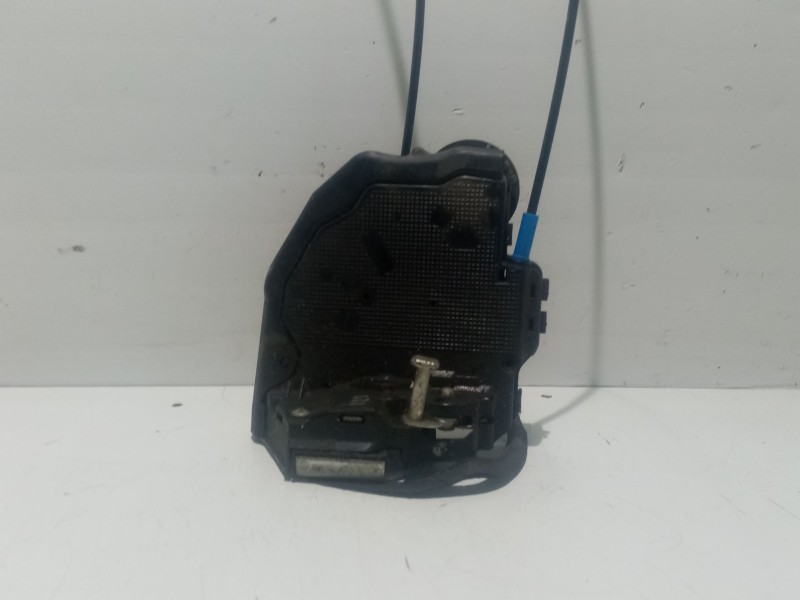 Recambio de cerradura puerta trasera derecha para toyota auris referencia OEM IAM 6905002180  