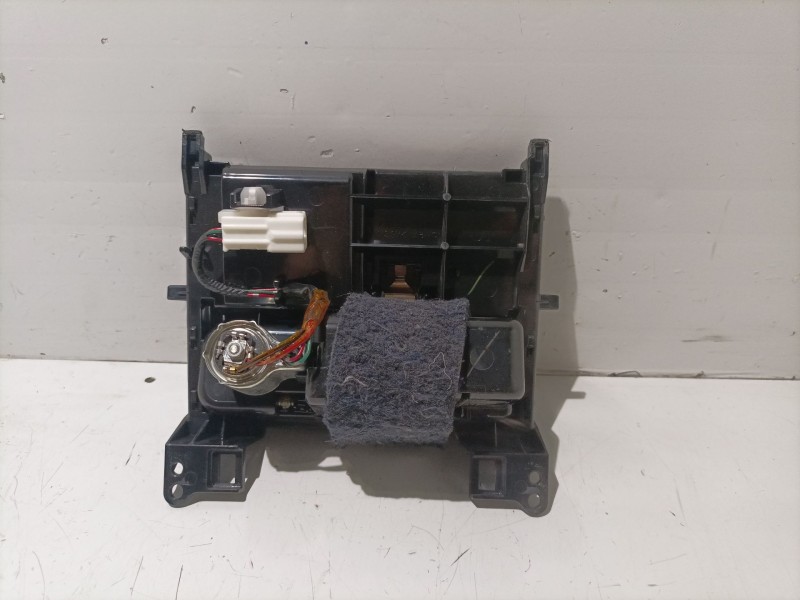 Recambio de cenicero para lexus is ii (_e2_) 250 (gse20) referencia OEM IAM 1A421032G 1A421-032G 