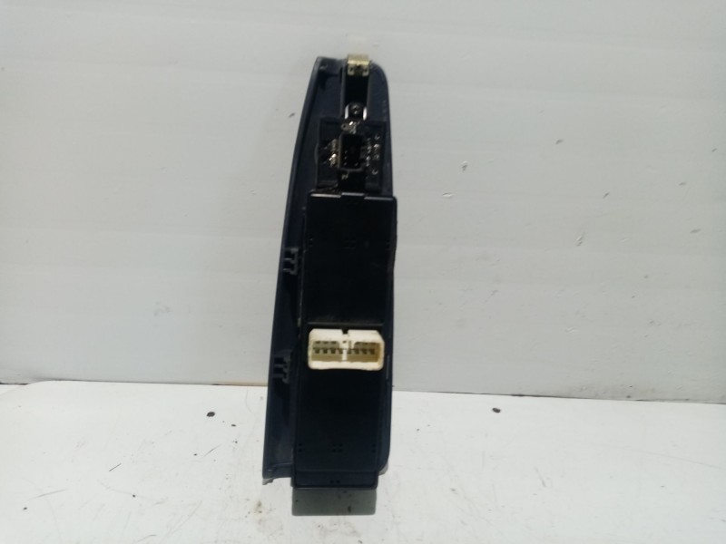 Recambio de mando elevalunas delantero izquierdo para kia cerato 1.6 cat referencia OEM IAM 621W05560  