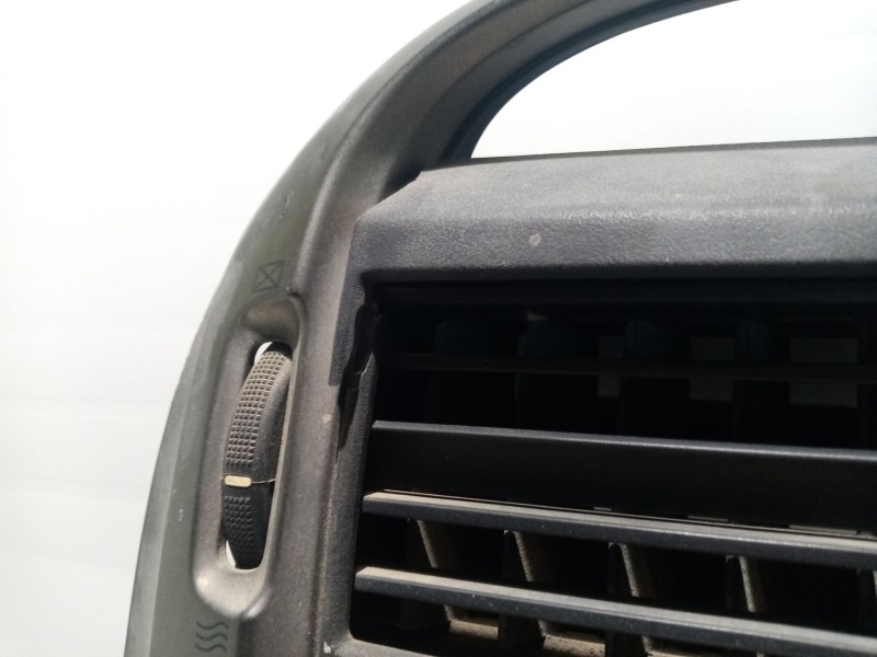 Recambio de mascara central de salpicadero para kia cerato 1.6 cat referencia OEM IAM 2F84410030  