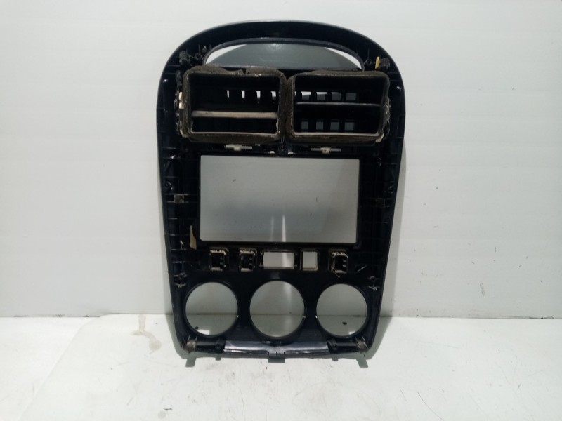 Recambio de mascara central de salpicadero para kia cerato 1.6 cat referencia OEM IAM 2F84410030  