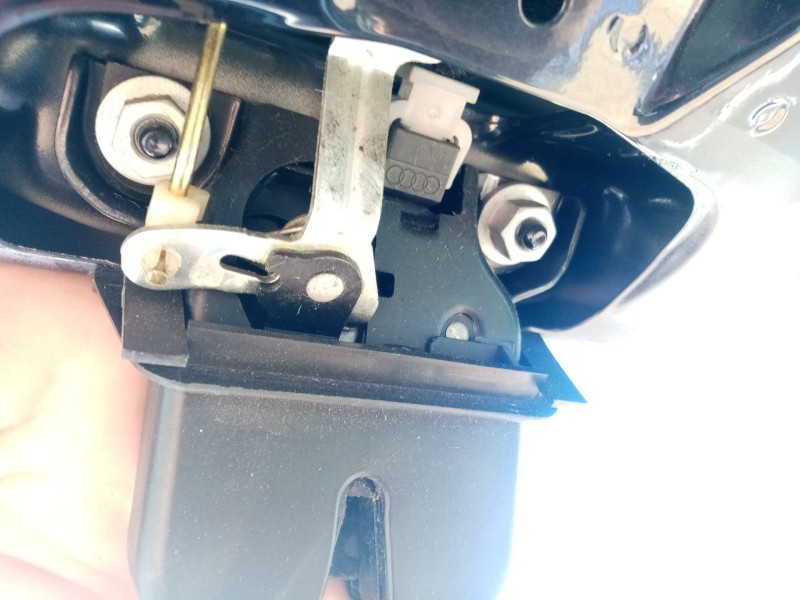 Recambio de cerradura maletero / porton para audi a3 (8l1) 1.9 tdi referencia OEM IAM 8D9827565C  