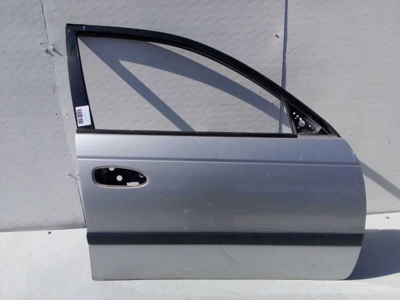 Recambio de puerta delantera derecha para toyota avensis t22 referencia OEM IAM   