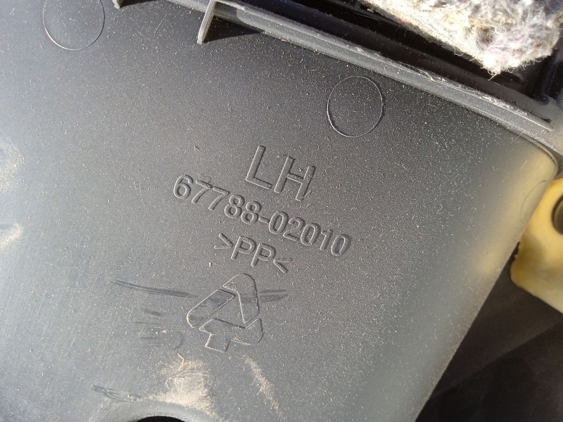 Recambio de guarnecido puerta trasera izquierda para toyota auris (_e15_) 1.4 d-4d (nde150_) referencia OEM IAM 6778802010  