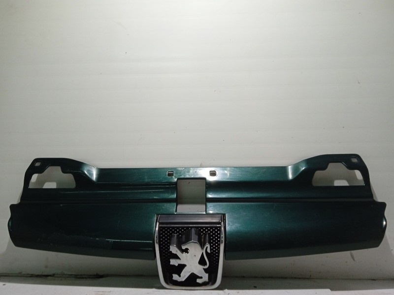 Recambio de rejilla delantera para peugeot 406 berlina (s1/s2) referencia OEM IAM 961658477  