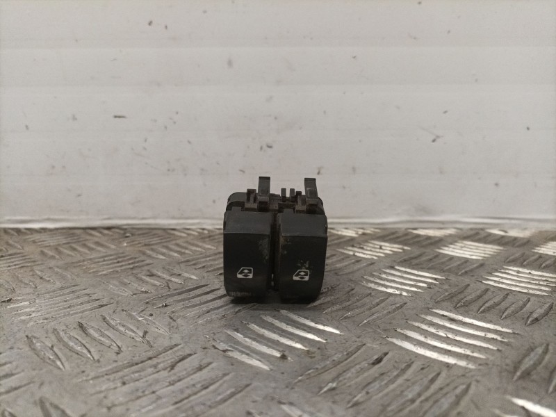 Recambio de mando elevalunas delantero izquierdo para renault clio ii fase ii 1.2 referencia OEM IAM   