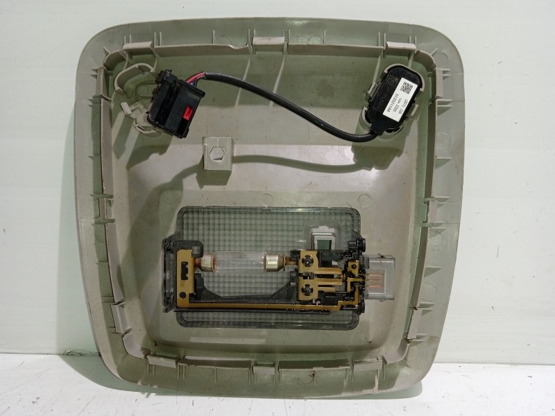 Recambio de luz interior para chevrolet aveo berlina hatchback 1.2 cat referencia OEM IAM 13126729  