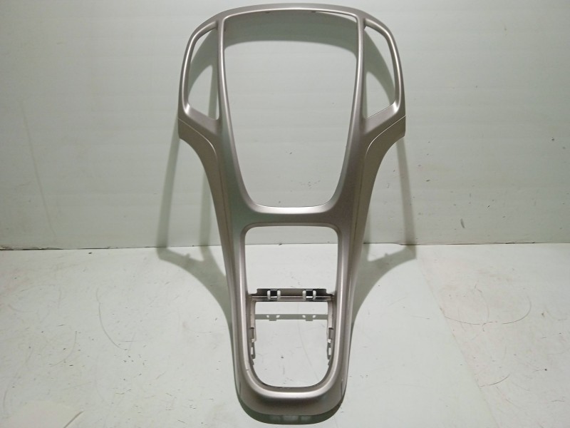 Recambio de mascara central de salpicadero para opel astra j (p10) 1.7 cdti (68) referencia OEM IAM 13257562  