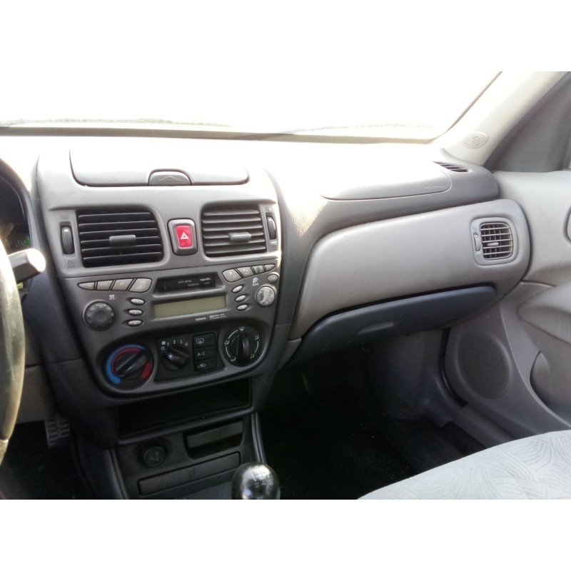 nissan almera ii (n16) del año 2001