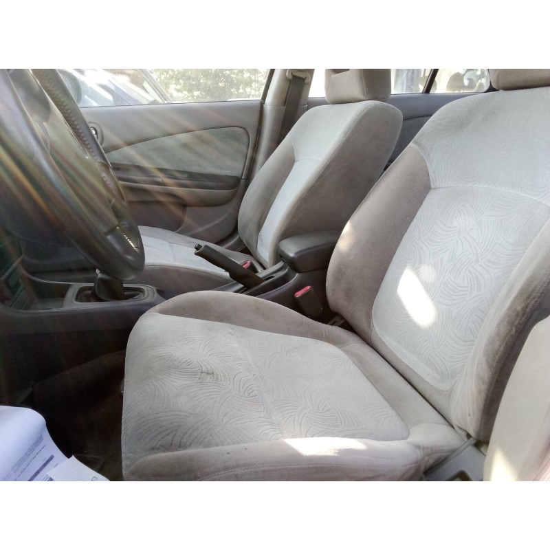 nissan almera ii (n16) del año 2001