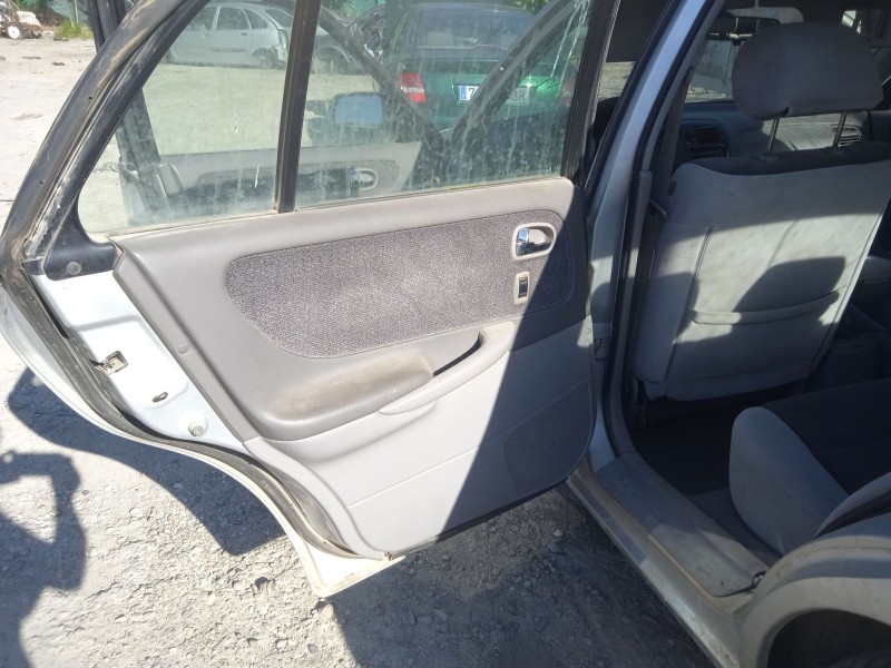 mazda 626 v hatchback (gf) del año 2002