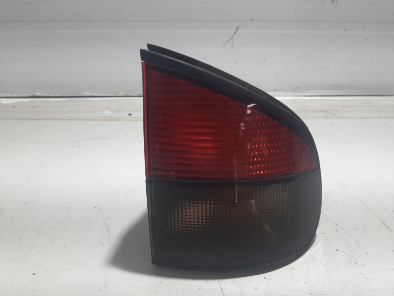 Recambio de piloto trasero derecho para renault safrane (b54) 2.2 cat referencia OEM IAM 7701035700  