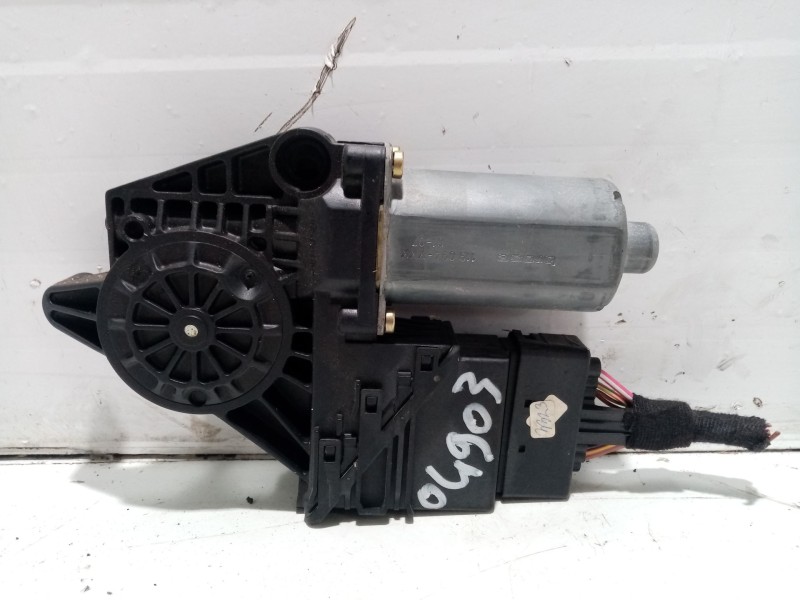 Recambio de motor elevalunas delantero izquierdo para volkswagen passat berlina (3b3) referencia OEM IAM 0130821696  