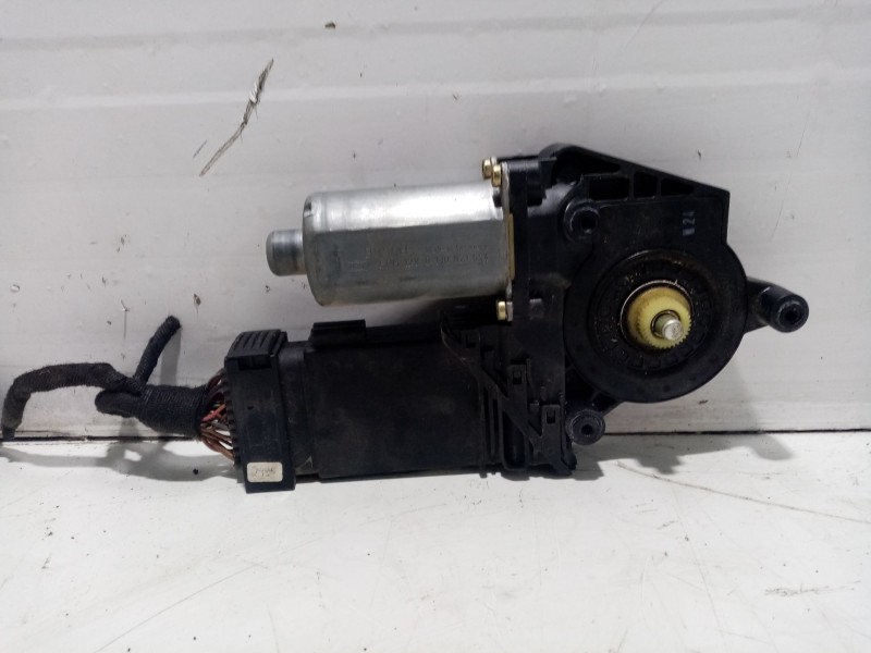 Recambio de motor elevalunas delantero derecho para volkswagen passat berlina (3b3) referencia OEM IAM 0130821694  