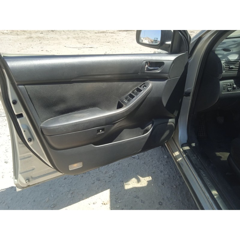 toyota avensis (_t25_) del año 2005