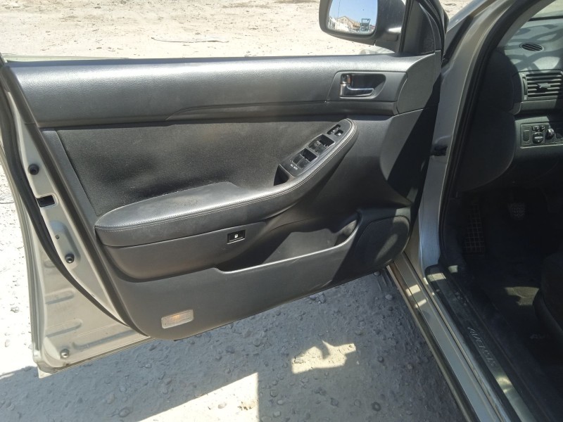 toyota avensis (_t25_) del año 2005