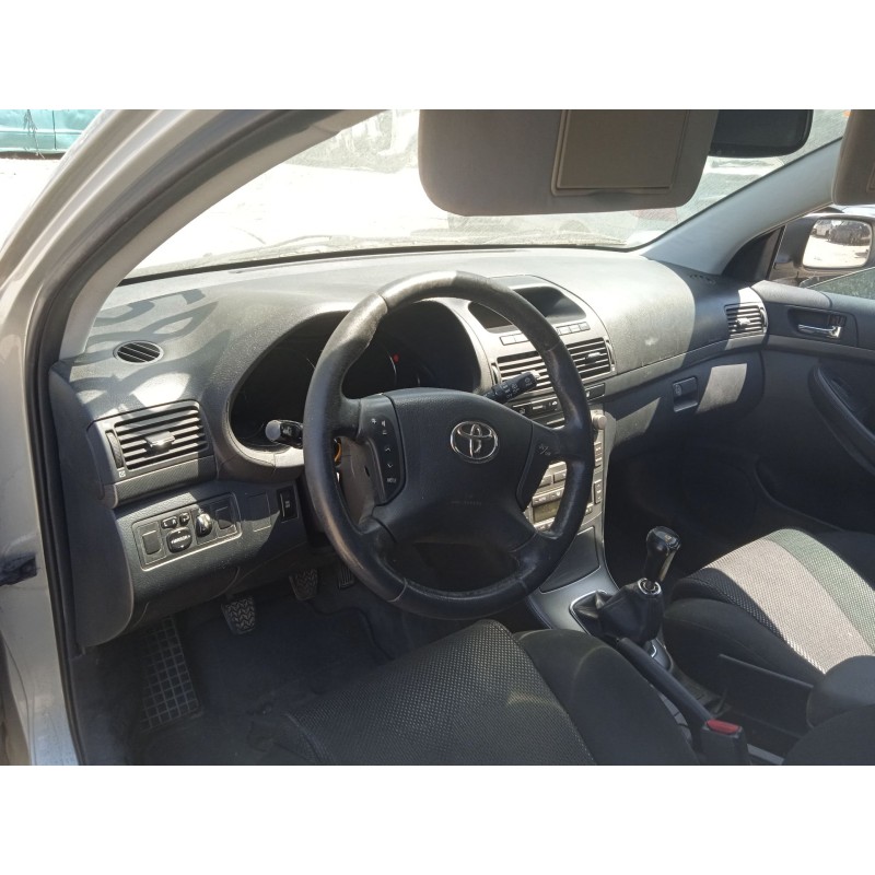 toyota avensis (_t25_) del año 2005