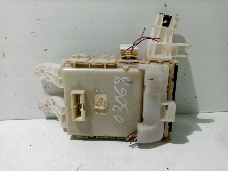 Recambio de caja reles / fusibles para toyota auris 1.4 turbodiesel cat referencia OEM IAM 8273002150  
