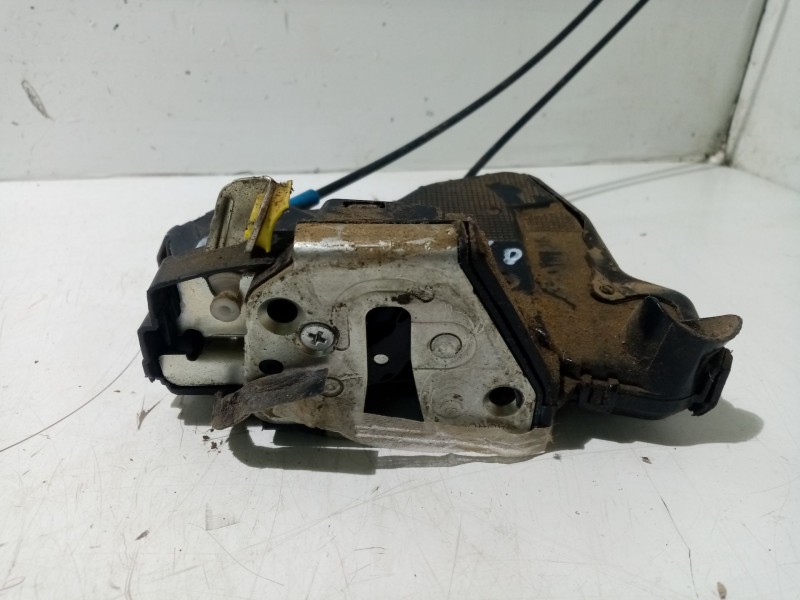 Recambio de cerradura puerta delantera izquierda para toyota auris 1.4 turbodiesel cat referencia OEM IAM 6904002210  