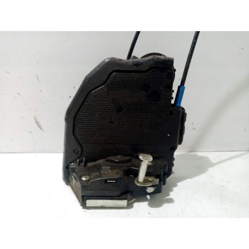 Recambio de cerradura puerta trasera derecha para toyota auris 1.4 turbodiesel cat referencia OEM IAM 6905002180  