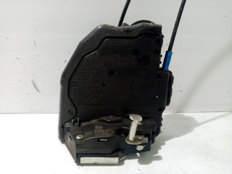 Recambio de cerradura puerta trasera derecha para toyota auris 1.4 turbodiesel cat referencia OEM IAM 6905002180  