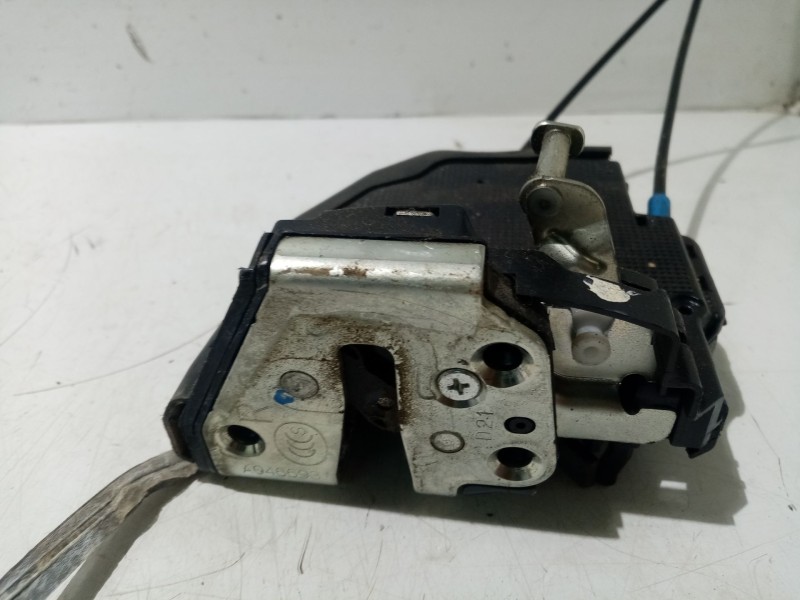 Recambio de cerradura puerta trasera derecha para toyota auris 1.4 turbodiesel cat referencia OEM IAM 6905002180  