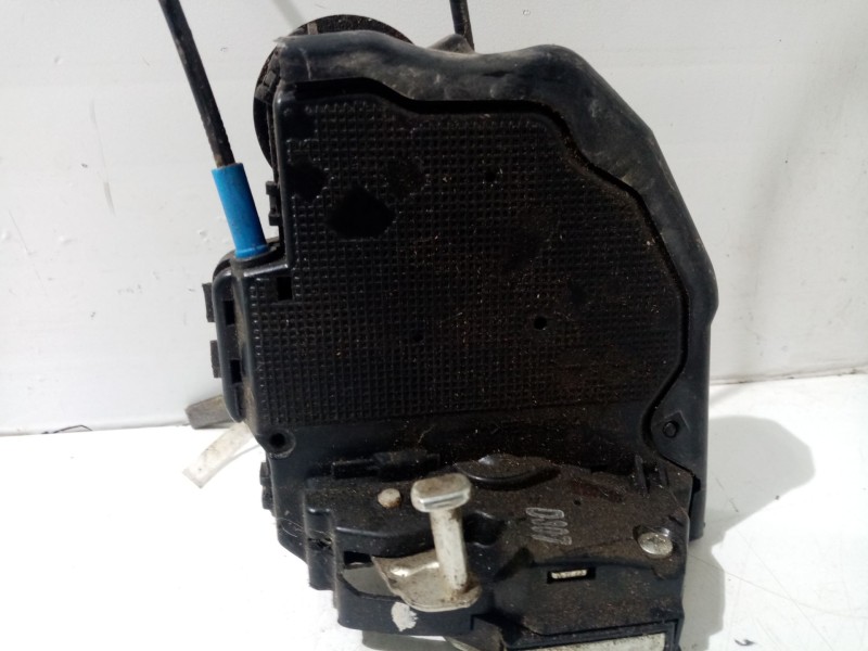 Recambio de cerradura puerta trasera izquierda para toyota auris 1.4 turbodiesel cat referencia OEM IAM 6906002170  