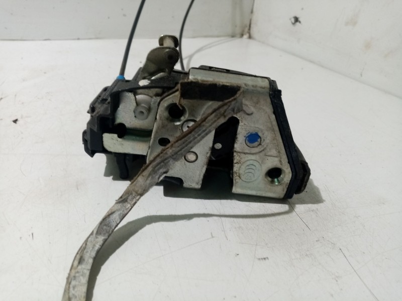 Recambio de cerradura puerta trasera izquierda para toyota auris 1.4 turbodiesel cat referencia OEM IAM 6906002170  