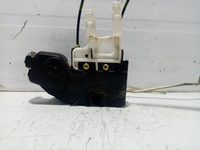 Recambio de cerradura puerta delantera derecha para hyundai santa fe (sm) referencia OEM IAM 8132026020  