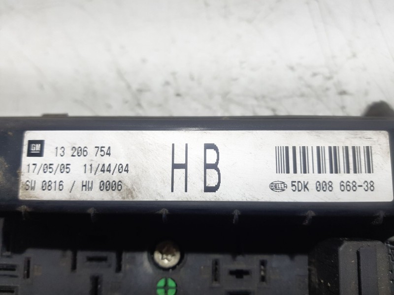 Recambio de caja reles / fusibles para opel astra h berlina referencia OEM IAM 13206754HB  5DK00866838