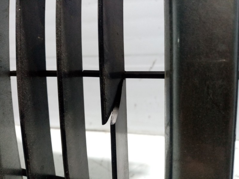 Recambio de rejilla delantera para jeep gr. cherokee (wh) 3.0 crd laredo referencia OEM IAM 5JF941DMAE  