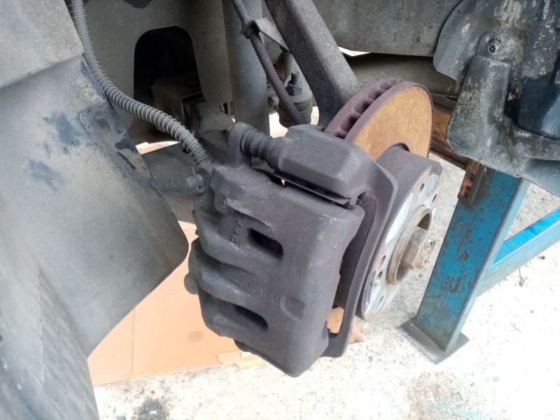 Recambio de pinza freno delantera izquierda para ssangyong rodius i 2.7 xdi referencia OEM IAM 4811021102  