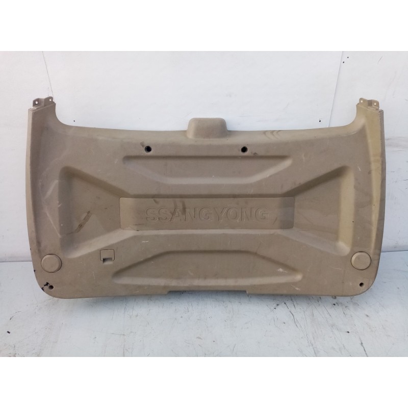 Recambio de guarnecido porton trasero para ssangyong rodius i 2.7 xdi referencia OEM IAM 8857974  