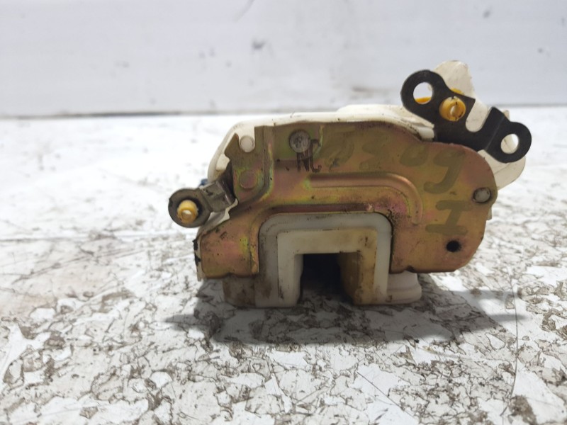 Recambio de cerradura puerta delantera derecha para nissan vanette cargo referencia OEM IAM 805009C105  